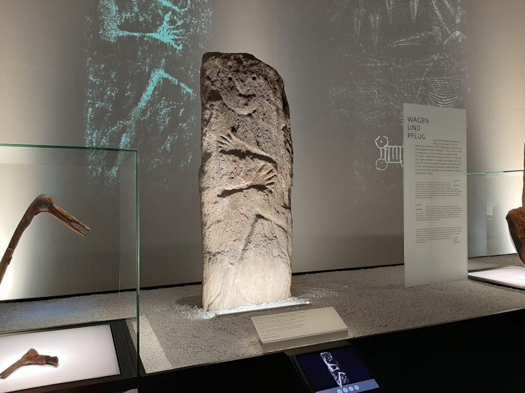 La stela da Sietschen el Museum naziunal