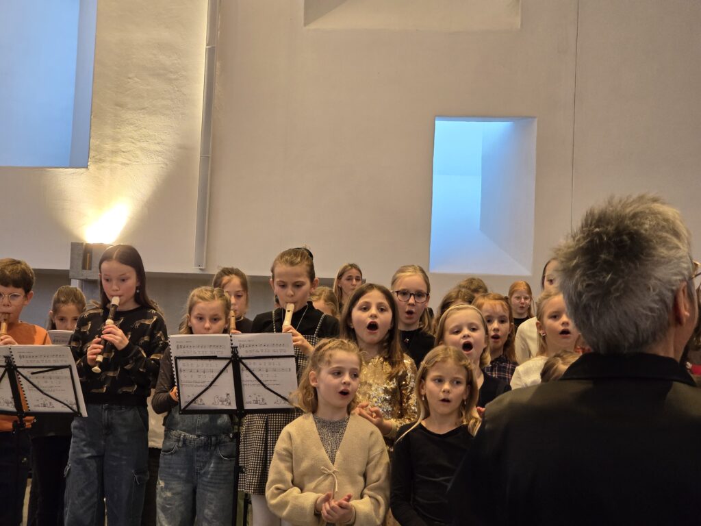 Il chor dils "Masets" culla gruppa da flautas, cumpleinamein en acziun.