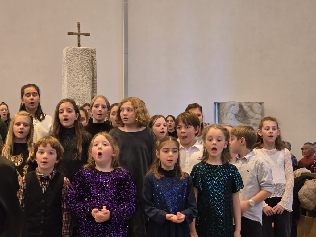Cantar ei bi e fa bein. Quei muossa quella gruppa dalla Scola da cant.