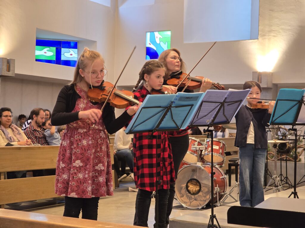 Las pintgas digl orchester a corda culla magistra Oana Camartin.