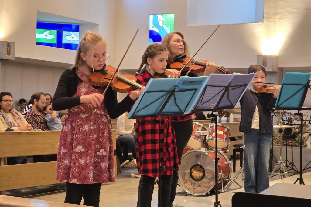 Las pintgas digl orchester a corda culla magistra Oana Camartin.