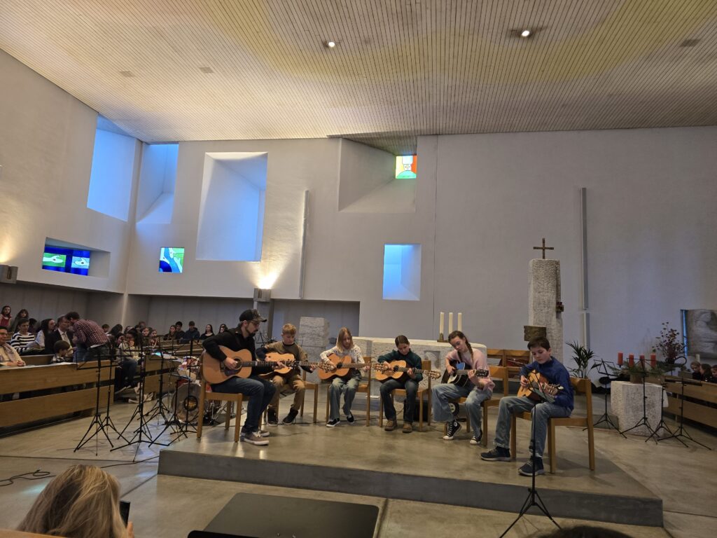 Ursin Camenisch culla gruppa da ghitara.