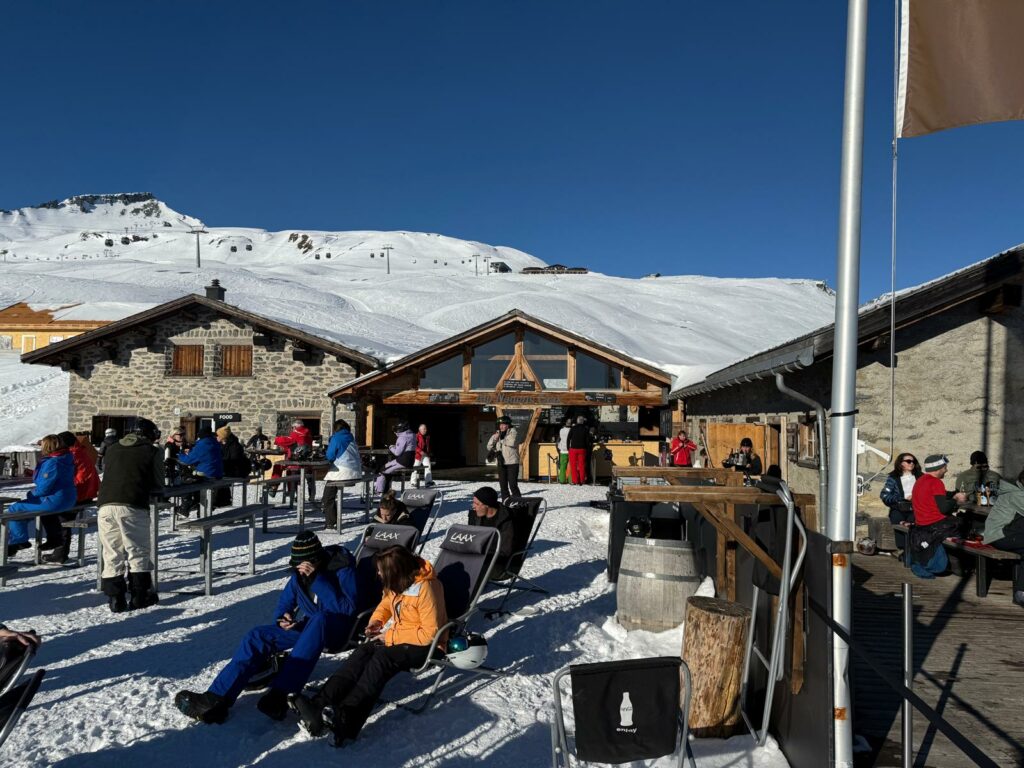 L'Alp Nagens survescha gl'unviern al turissem da skis. Ussa survegn ella dapli plaz.
