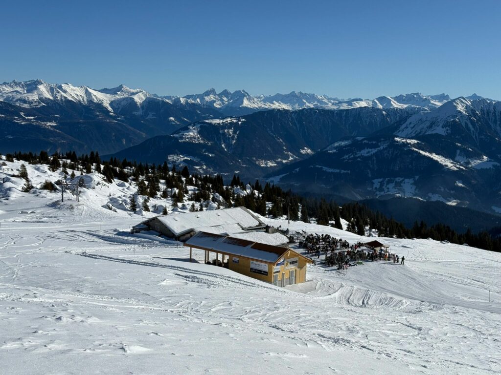 L'Alp Nagens sur Laax, cun vesta viers Piz Ela, Corn da Tinizong e Piz Mitgel.