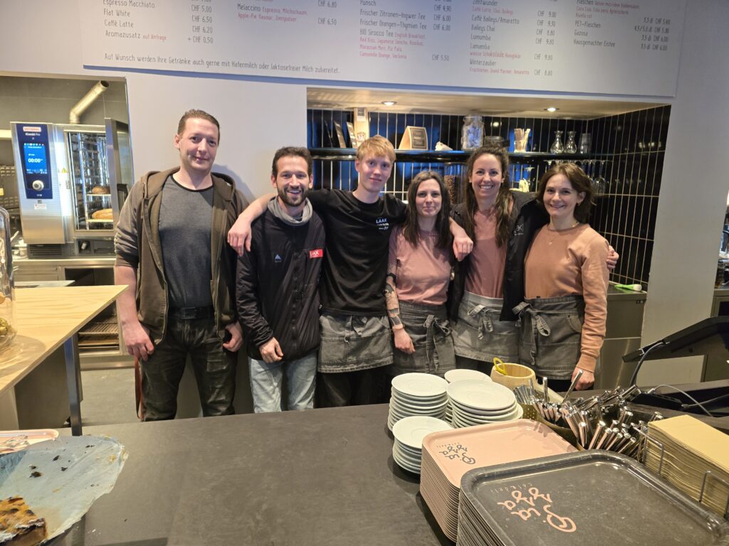 La crew dalla sera dall'ustria Piazza alla staziun a val a Laax Murschetg. Secunda da dretg Jasmin Arpagaus.