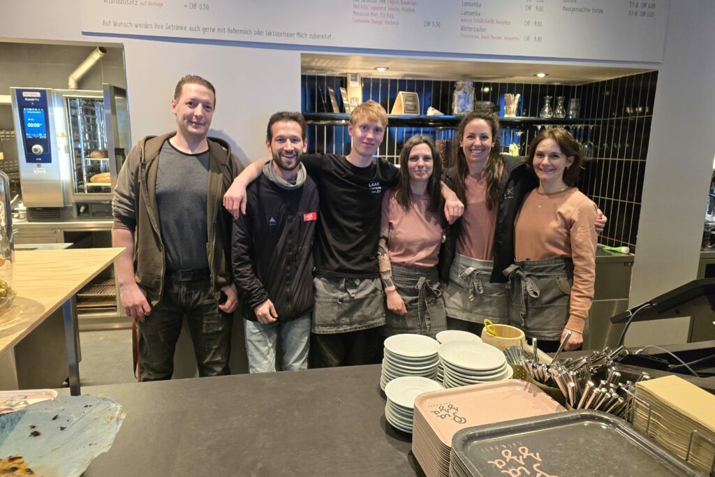 La crew dalla sera dall'ustria Piazza alla staziun a val a Laax Murschetg. Secunda da dretg Jasmin Arpagaus.