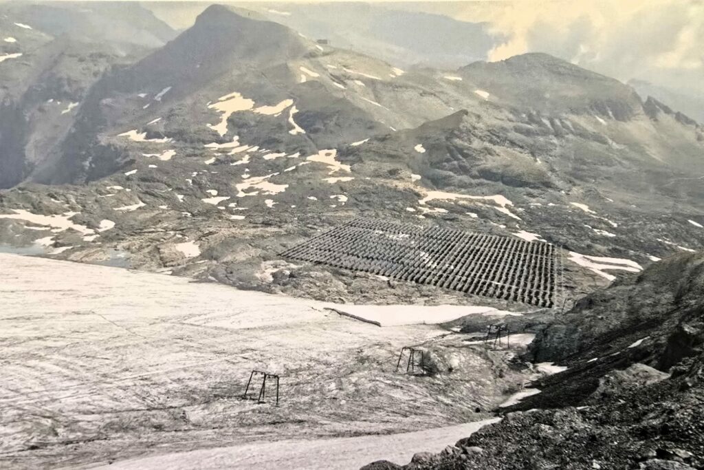Gl'implont solar aultalpin sut il glatscher dil Vorab. Ina visualisaziun culs 22000 panels solars.