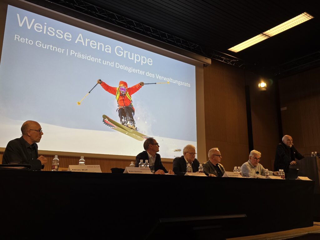 Al podi han ils protagonists dau plaid e fatg, da sen. Adrian Wolf, Norbert Good, Franz Gschwend, Christoph Schmidt, Martin Kuratli (scarvon) e Reto Gurtner.