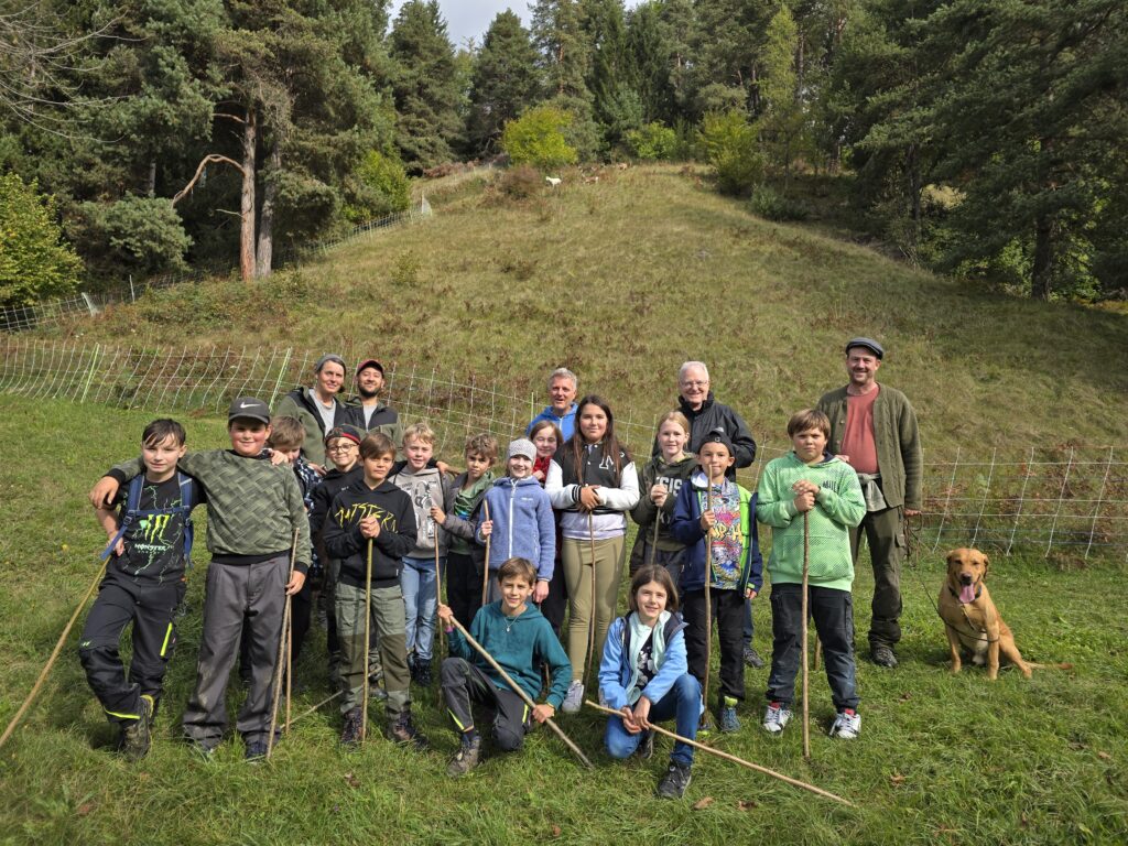 La gruppa dils scolars culs responsabels, dretg Christian Buchli e Silvio Lechmann, seniester la cavrera Jessica Reber e siu partenari Cristof. enamiez il meinaproject Pierre Coulin.