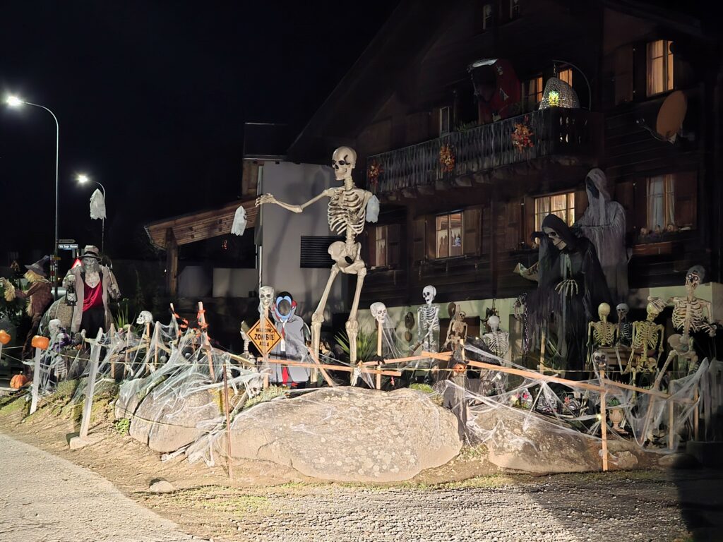 Da notg fa la scenaria empau dapli respect als passants.