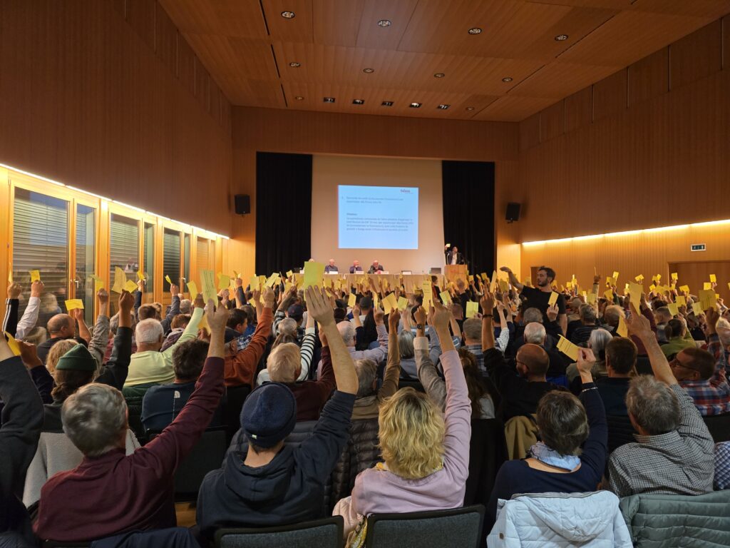 La radunonza communala da Falera, duront la votaziun.