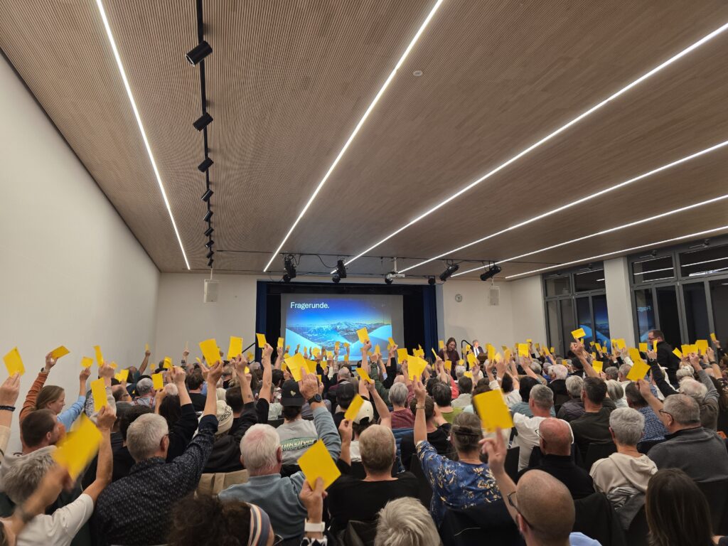 La radunonza communala da Laax, duront la votaziun. Cun 93,2 % ei la decisiun stada clara.