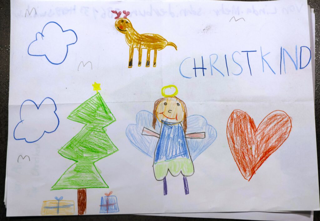 La Posta survegn passa 30 000 brevs onn per onn per il Bambin, cun purtrets, versins e zambregims dad uffants gronds e pitschens.