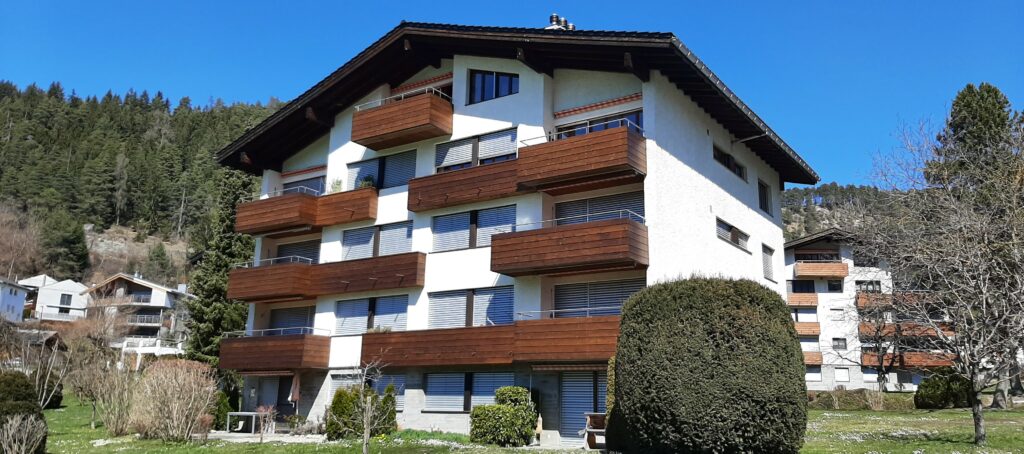 Casa da pliras famiglias cun habitaziuns da secunda proprietad.