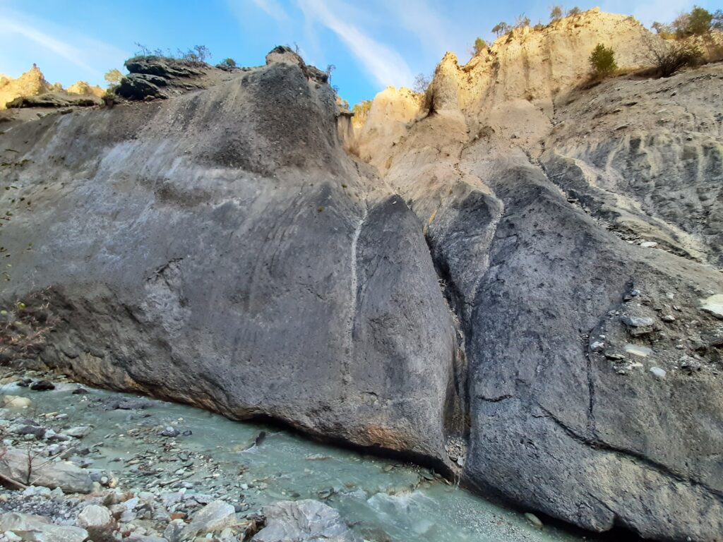 La Val Mulin ei spuretga e las preits tonschan tochen 300 meters siadora.