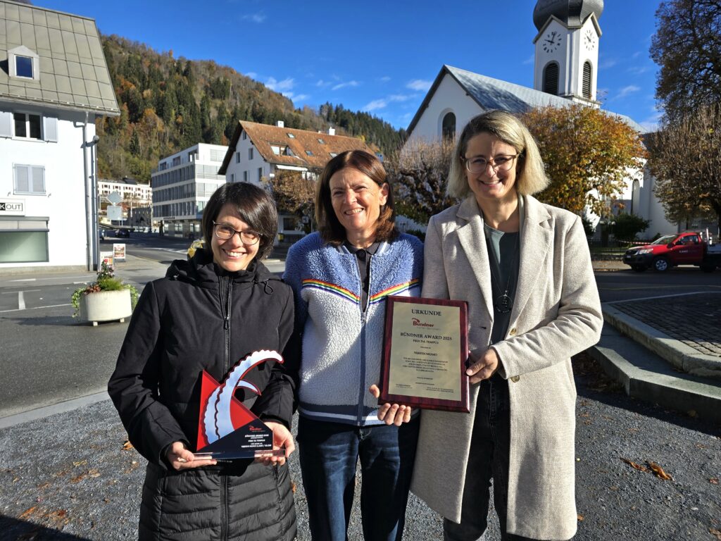 La trofea che l’uniun Momo ha retschiert dall’organisaziun «Bündner helfen Bündnern» culla purgameina enramada.
