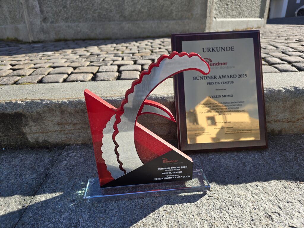 Las responsablas dall'uniun Momo ein turnadas a Glion culla trofea e la purgameina enramada.