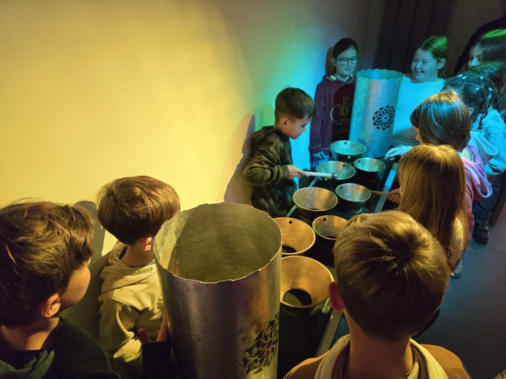 Gl'instrument senza num ch'in artist ha fatg ord ina massa dartguirs e bischels, ha fascinau specialmein.