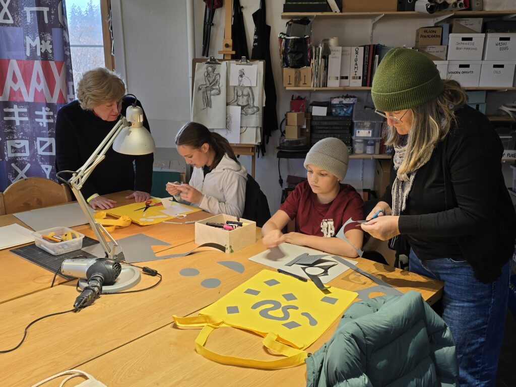 En siu atelier muossa Bridget Wilkin (sen.) da crear tastgas.