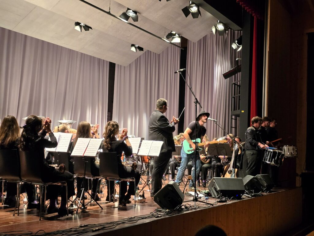 In toc cun tact e ritmica da sblatschar. Dretg ils batterists che accumpognan Dario Hess.
