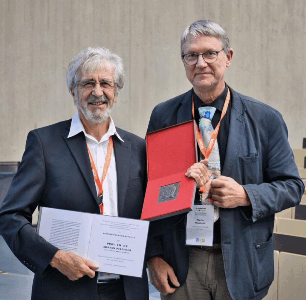 Adrian Pfiffner (sen.) cul Martin Menesch dalla Societad geologica dalla Tiaratudestga ha surdau la medaglia "Leopold-von-Buch".