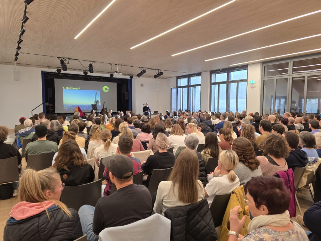 Vesta el plenum dalla Conferenza Generala Surselva. Biebein 200 persunas ein separticipadas a quei cumin dallas scolastas e dils scolasts.