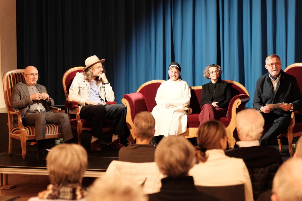 Il podi da discussiun, da sen. uestg Joseph Maria Bonnemain, Claude Bachmann, sr. Monika Hüppi, Marion Hilber e Mariano Tschuor.