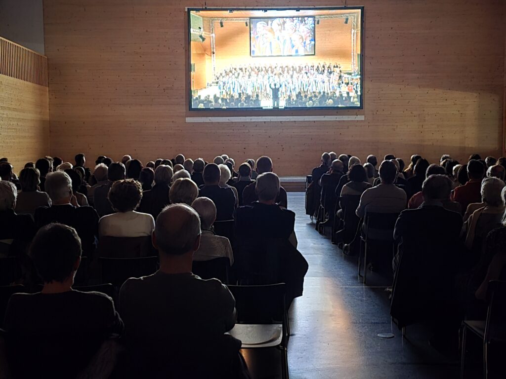 Vesta ella sala. Ils aspectaturs han mirau, tedlau e giu gust dil film.