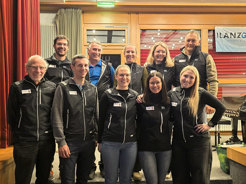 La suprastonza nova dalla secziun Péz Terri CAS: Da sen., retscha davon Meinrad Arpagaus, Daniel Michel, Selina Schmed, Silvana Riedi e Christina Ragettli. Retscha davos Sandro Muscas, Marcel Caviezel, Nadine Gantner, Amanda Krüttli e René Cavegn. Silla foto maunca Adrian Räz.