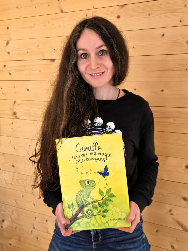 Riccarda Camenisch ha scret, illustrau e cumponiu il cuntegn dil cudisch "Camillo"
