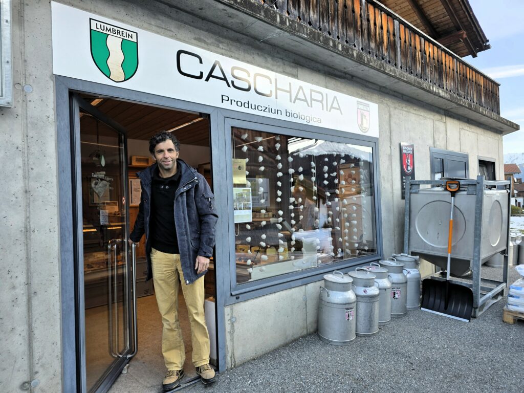 Ursin Riedi avon la cascharia da Lumbrein.