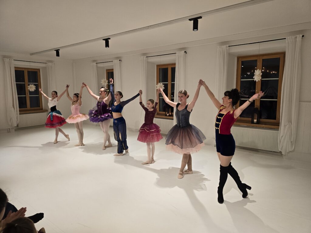 Jamie Sierra Sturzenegger (dretg) cun sias sis ballerinas che han saltau ils sis solis culla musica da Tschaikovski.