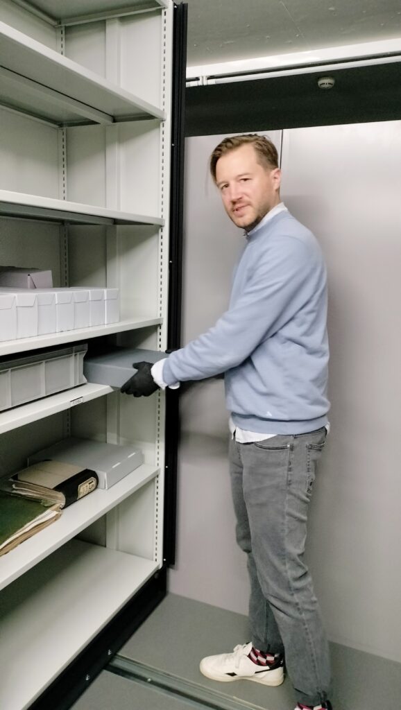 Johannes Sauter, il responsabel per la collecziun, è era sez savens en il tschaler dal Museum da communicaziun a Berna, nua ch’il relasch da l’Engadin Press è vegnì chattà puspè suenter radund 60 onns.  Olivia Portmann-Mosca