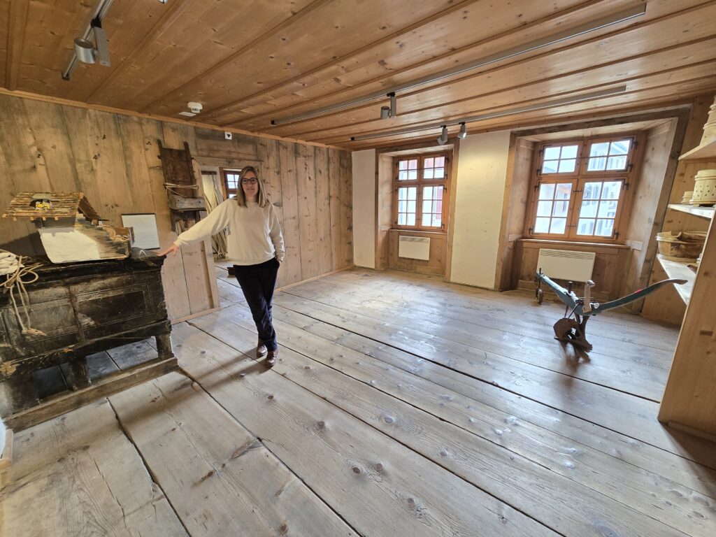 La stanza ei bunamein vita: Ursina Jecklin Candrian en in dils 40 locals dalla Casa Carniec. Ella concepescha da niev l'exposiziun permanenta.