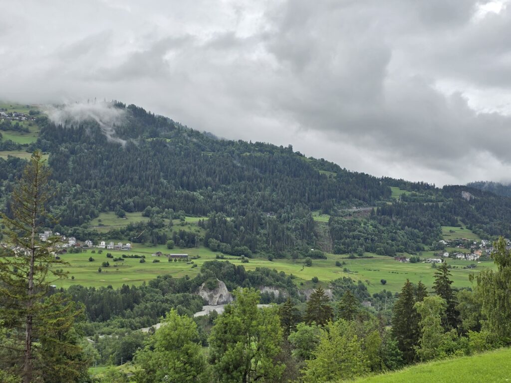 Survesta digl uaul Gonda, denter las vischnauncas Falera (sura sen.), Laax (sura dretg, buca veseivel), Schluein (sut sen.) e Sagogn (sut dretg).