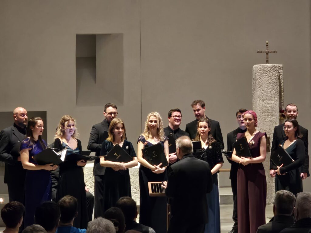 Tenebrae, duront l'interpretaziun dalla canzun finala, ina divertenta da Nadal.