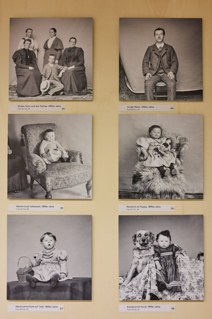 Ün sguard in l’exposiziun «Fotografias da la Val Müstair, cun e sainza legendas» illa Chasa Selm a Müstair.