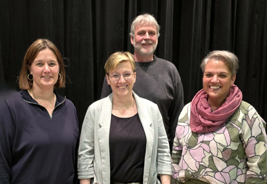 La suprastonza dil District da cant Surselva, da sen. Flavia Walder, Maria Candinas, Daniel Pally ed Alice Bertogg. Silla foto maunca Albert Spescha.
