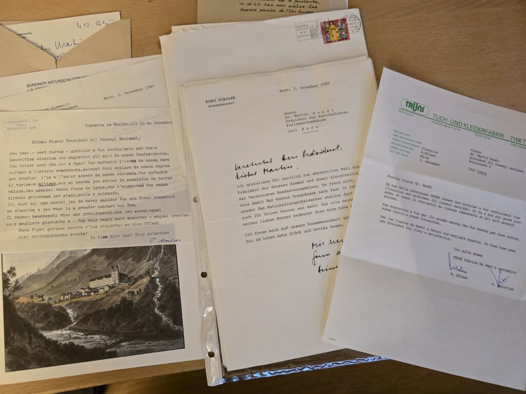 Brevs da gratulaziun dil december 1985, da Mustér, Berna, Trun e da numerus auters loghens.