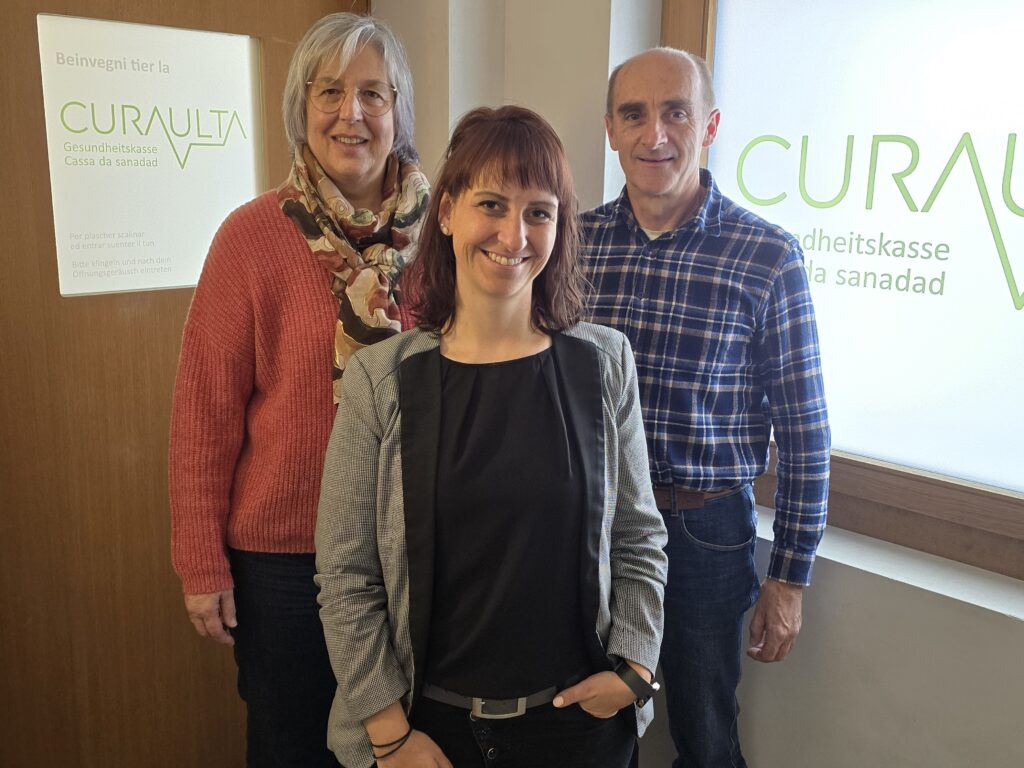 Las persunas responsablas che han dau sclariment dalla nova segirada da sanadad Curaulta, da sen. Paula Berni-Derungs, Matilda Arpagaus (meinagestiun) e Marcus Cavegn.
