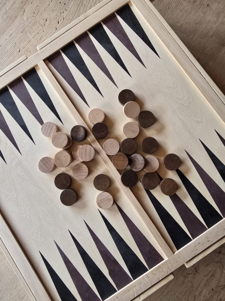 Il gieu da backgammon è fitg vegl.