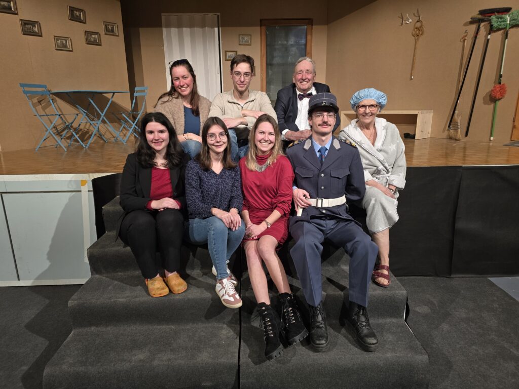 Las acturas ed ils acturs ch’ein sin tribuna ella questa producziun, da sen. sura Seraina Capaul, Sabrin Derungs, Bistgaun Capaul e Rita Montalta, sut Noriana Bundi, Alessia Derungs, Michela Projer (reschissura) e Tom Arpagaus. Silla foto maunca Silja Montalta.