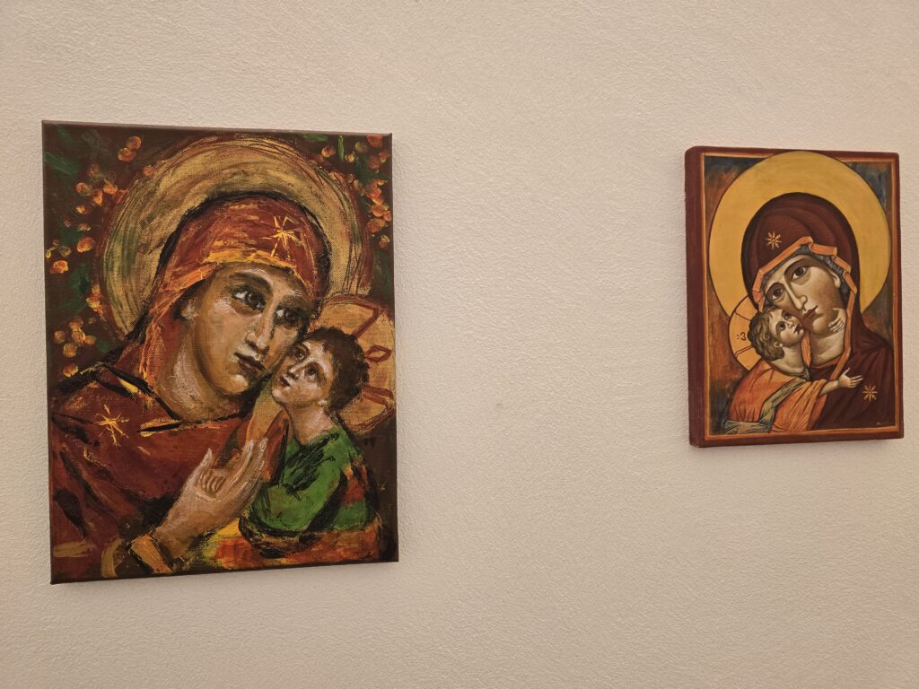 In maletg ed ina icona, duas versiuns da Nossadunna cugl affon. Ferton che la creaziun dalll'icona (dretg) ei definida, ei l'artista libra d'interpretar sia lavur d'acril (sen.)