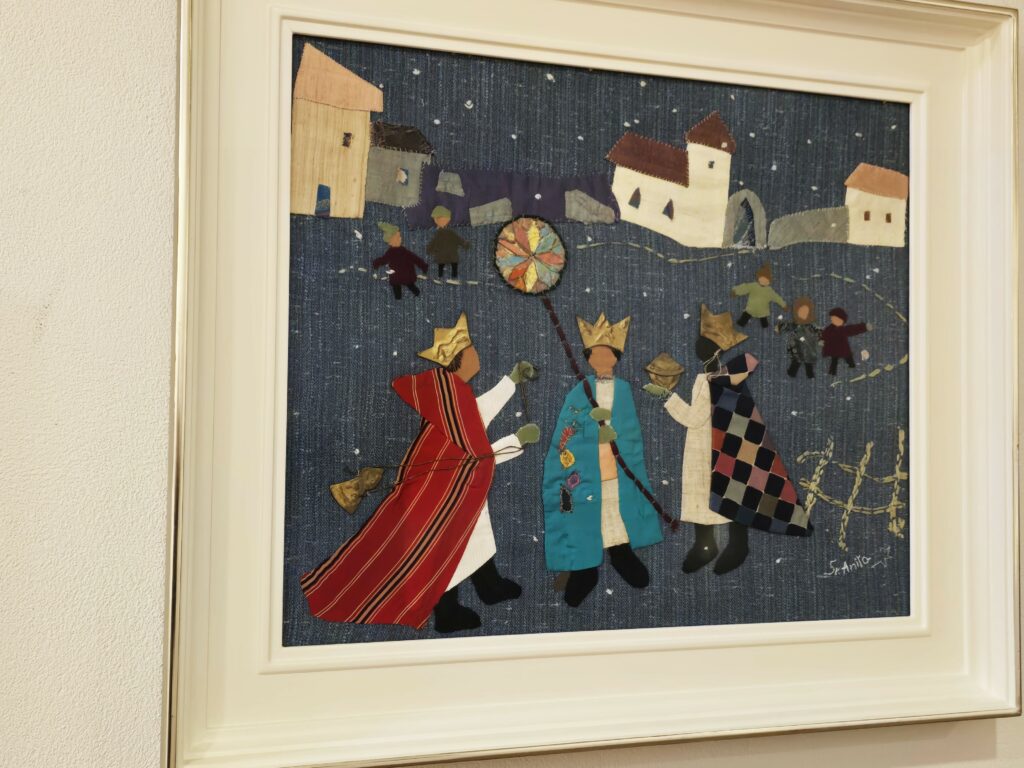 Ina lavur surcusida da sora Anita Derungs (1921-2020) muossa ils Treis Sogns Retgs. Igl ei ina tipica ovra dad ella.