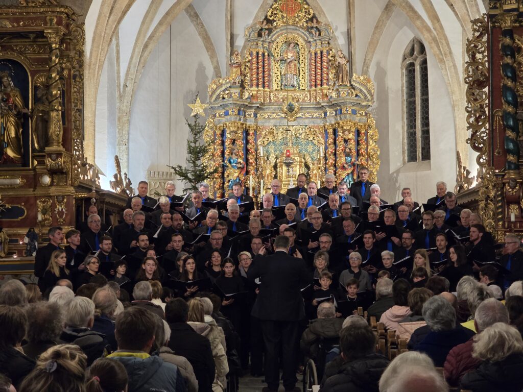 Il chor cumplessiv duront ch'el conta la canzun "Il siemi" el chor dalla baselgia da Pleif a Vella.