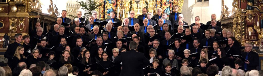 Il chor reuniu, cun vuschs virilas, dunnas ed affons.