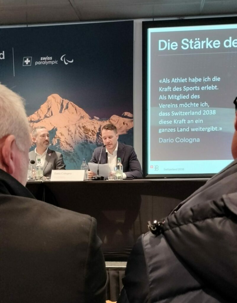 Dario Cologna durant ses pled, sco suprastant da l'uniun "Switzerland 2038"