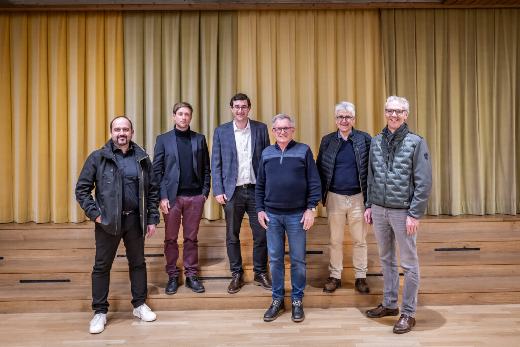 Las persunas che han informau, da sen. Daniel Solèr (Lumnezia), Roman Flepp (Breil), Kevin Brunold (meinagestiun), Jörg Hertig (president possessurs da habitaziuns secundaras), Marcus Beer (Glion) ed Ernst Sax (Sursaissa Mundaun).