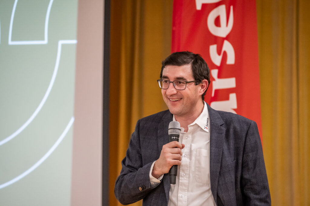 Kevin Brunold, il meinagestiun dalla Surselva Turissem, ha presentau las finanzas.