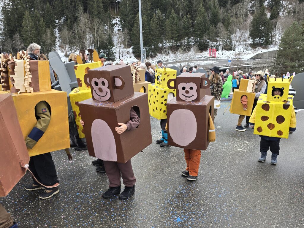 La quarta classa ha zambergiau animals ed ei separticipada en quels costums al til.